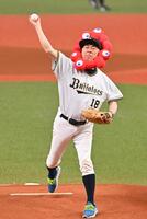 　始球式をする大阪観光局・溝畑宏理事長（撮影・西田忠信）