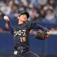 　５回、３番手で登板する山岡（撮影・西田忠信）