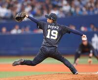 　５回、力投する山岡（撮影・山口登）