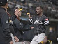 　５回まで西武打線を１安打に抑えナインに出迎えられるモイネロ（撮影・持木克友）