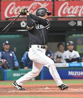 　１回、先制の左前適時打を放つ柳町（撮影・持木克友）