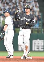 　５回、左前２点適時打を放ちポーズを決める柳町（撮影・持木克友）