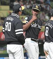 　西武に勝利し小久保監督（左）に声をかけられサムアップポーズを見せるモイネロ（撮影・持木克友）