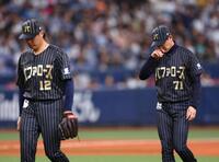 　２回途中、先発した東（左）が早々と降板させ、岸田監督は下を向きベンチに戻る（撮影・山口登）