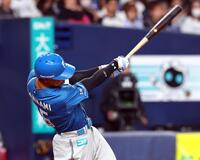 　８回、左中間にソロを放つ万波（撮影・山口登）