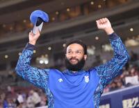 　中日に勝利し、ファンの声援に応えるジャクソン