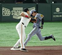 　１回、犠打の中野と送球を受けた岡本が交錯（撮影・金田祐二）