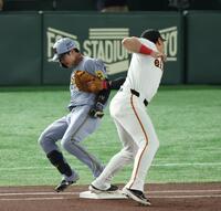 　１回、犠打の中野と送球を受けた岡本が交錯（撮影・金田祐二）