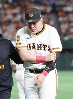 　１回、犠打の中野と交錯し、左腕を押さえながらベンチに下がる岡本