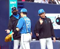 　オリックスに勝利し、新庄監督（左）は清宮幸らナインを迎える（右は伊藤）＝撮影・山口登