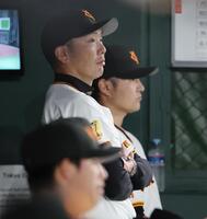 　１回、ベンチで厳しい表情の阿部監督