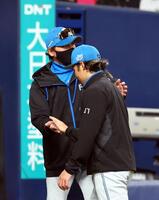 　オリックスに勝利し、新庄監督（左）は伊藤を祝福する（撮影・山口登）