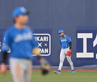 　４回、森の打球処理にもたつき三塁まで進まれ肩を落とす万波（撮影・西田忠信）