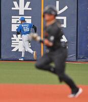 　４回、万波は森（手前）の打球処理にもたつき三塁まで進まれる（撮影・西田忠信）