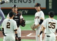 　マウンドで厳しい表情の井上と甲斐（撮影・金田祐二）