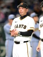 　試合後、あいさつをする阿部監督（撮影・堀内翔）