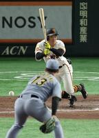 　９回、セカンド内野安打を放つ浦田（撮影・金田祐二）