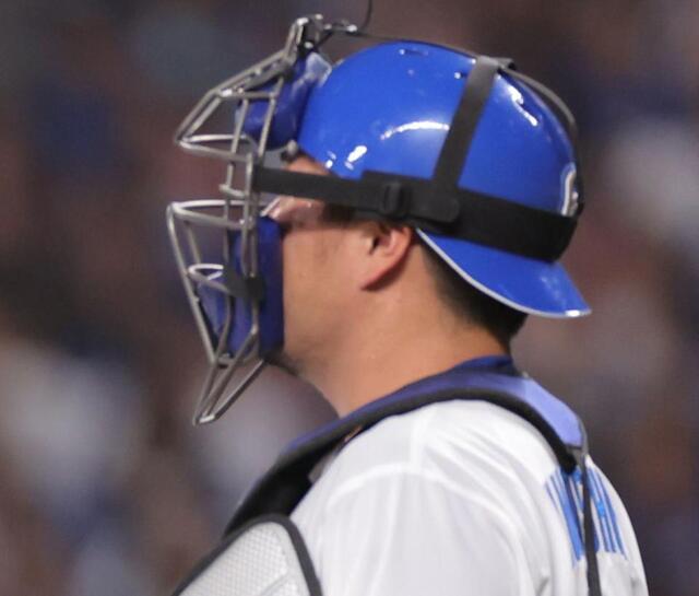 中日・木下拓哉に珍しいアクシデント 返球時に白井球審のマスクに手が