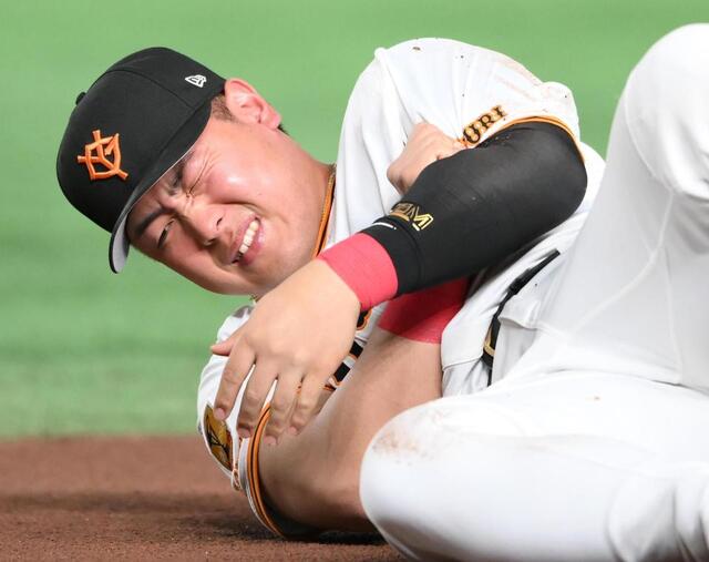 巨人・岡本にアクシデント 阪神・中野と交錯し転倒 左肘を押さえて