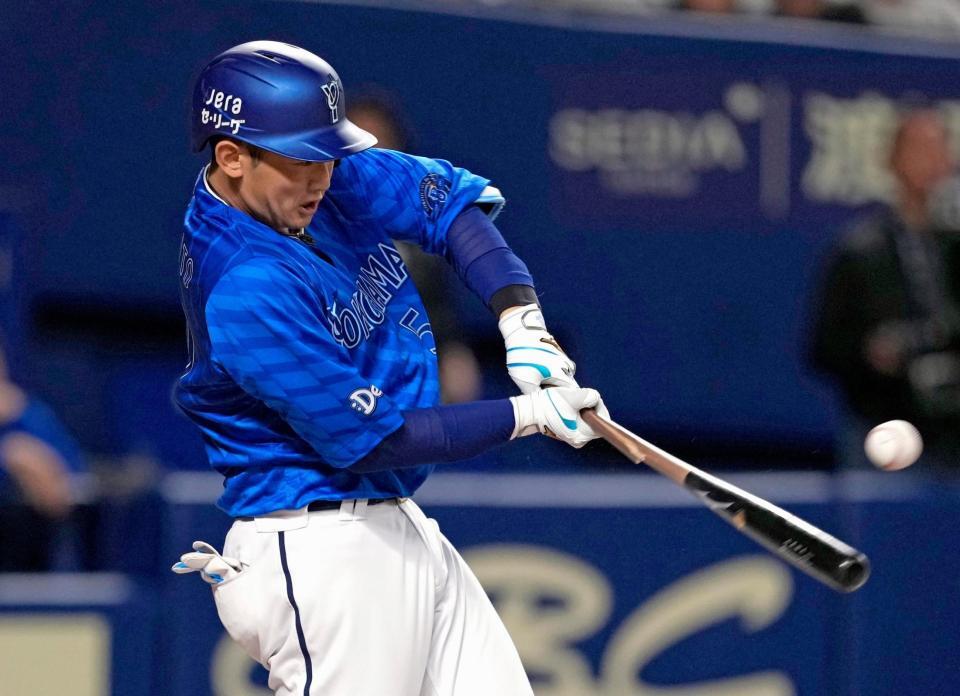 　４回、山本が左前に逆転の２点打を放つ