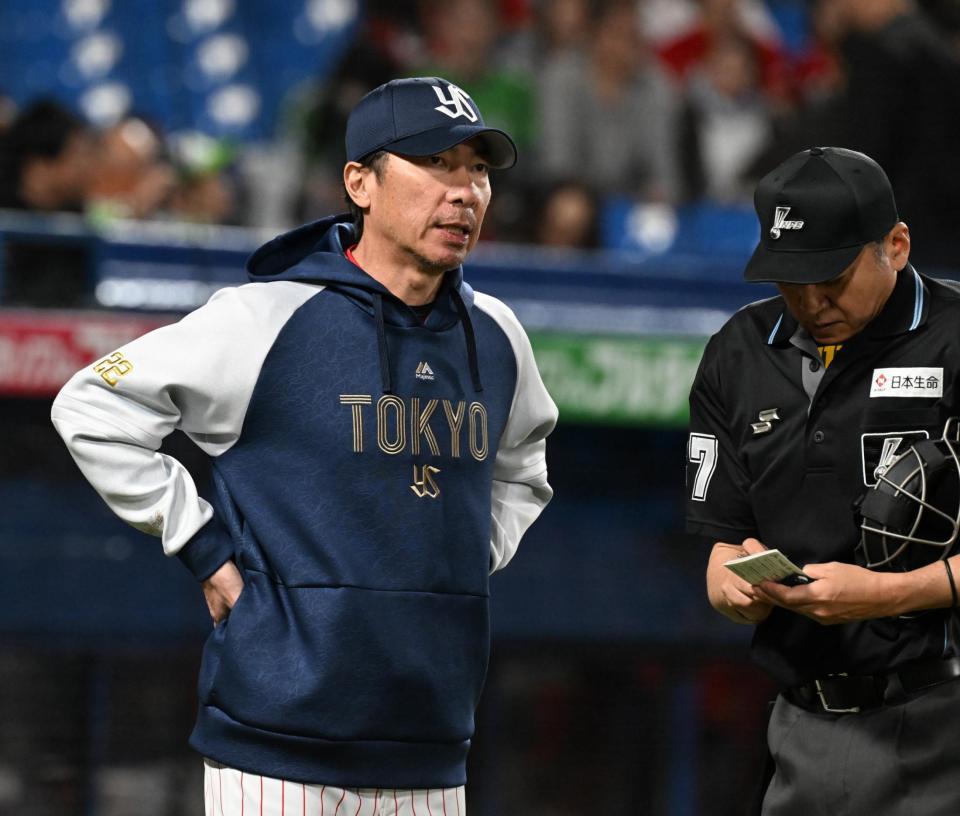 　選手交代を告げる高津監督