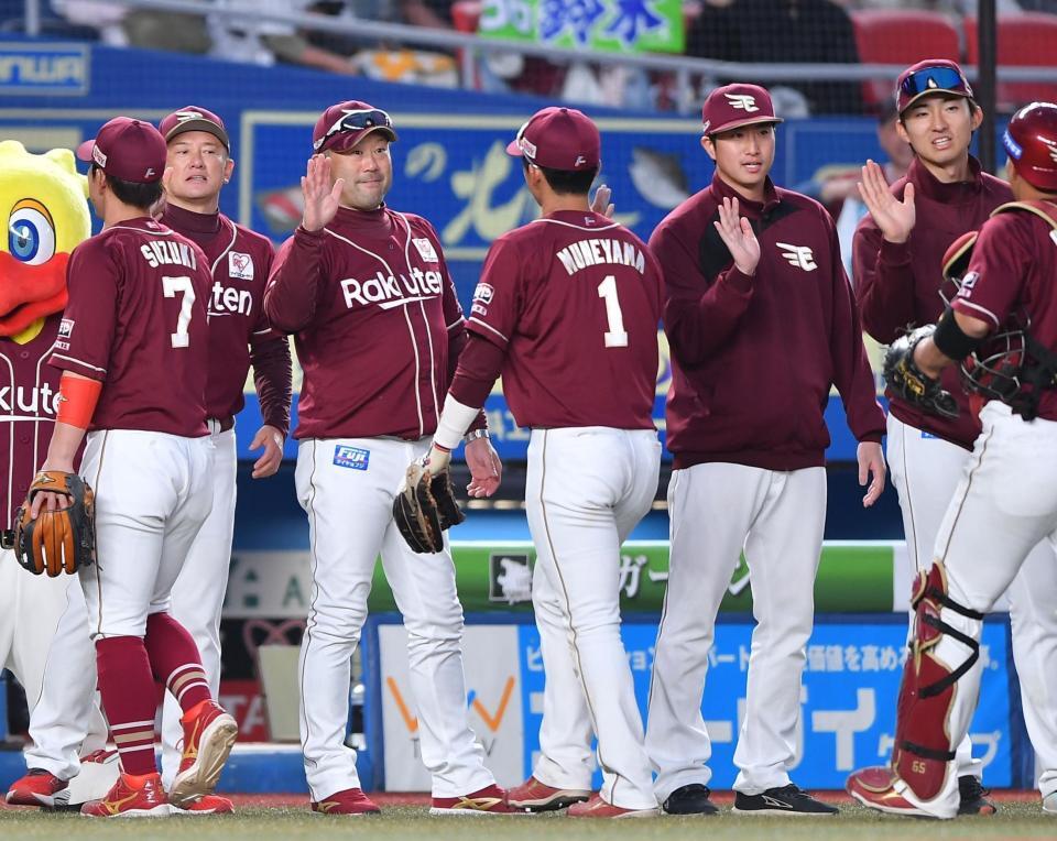 　ロッテに競り勝ち宗山（１）らナインとタッチを交わす三木監督（左から２人目）＝撮影・開出牧