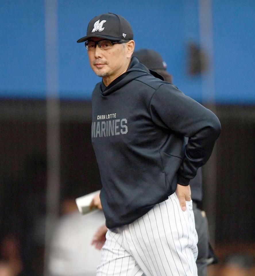 　７回、投手交代を告げる吉井監督（撮影・開出牧）