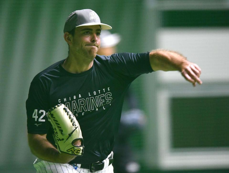 　室内でキャッチボールするサモンズ（撮影・開出牧）