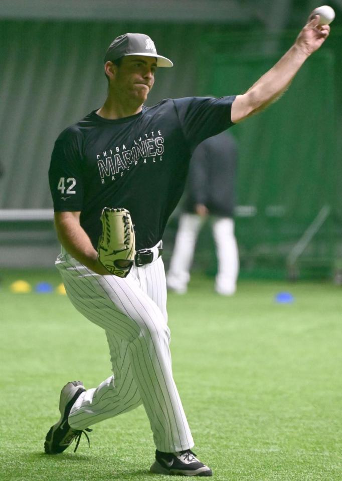 　室内でキャッチボールするサモンズ（撮影・開出牧）