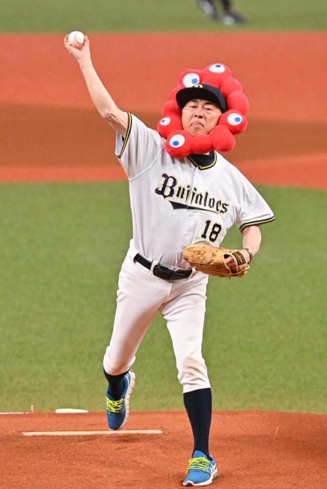 　始球式をする大阪観光局・溝畑宏理事長（撮影・西田忠信）