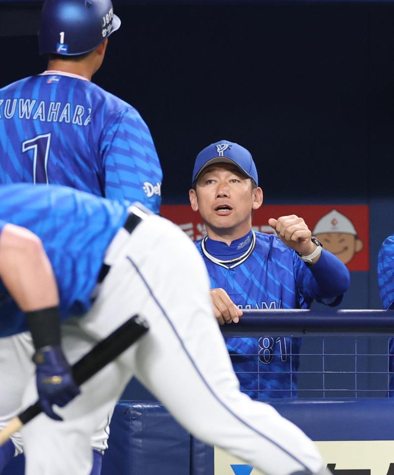 　３回表、生還した二走桑原（左）を迎える三浦監督