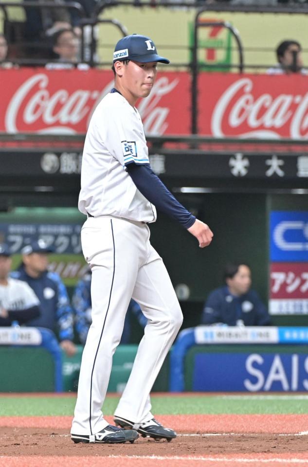 　１回、ソフトバンクに４点を奪われた上田（撮影・持木克友）