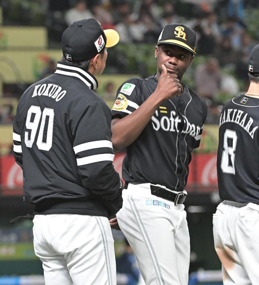 　西武に勝利し小久保監督（左）に声をかけられサムアップポーズを見せるモイネロ（撮影・持木克友）