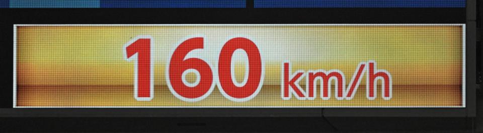 　８回、勝野の投球で１６０キロを表示する電光掲示板