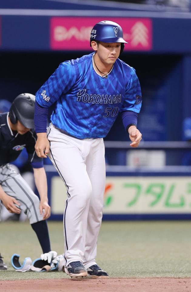 　４回、申告敬遠で出塁する山本