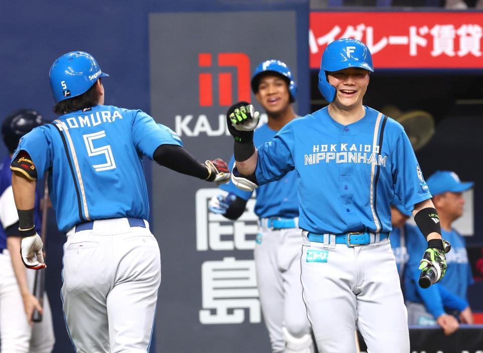 　９回、ソロを放った野村（左）を迎える清宮幸（撮影・山口登）