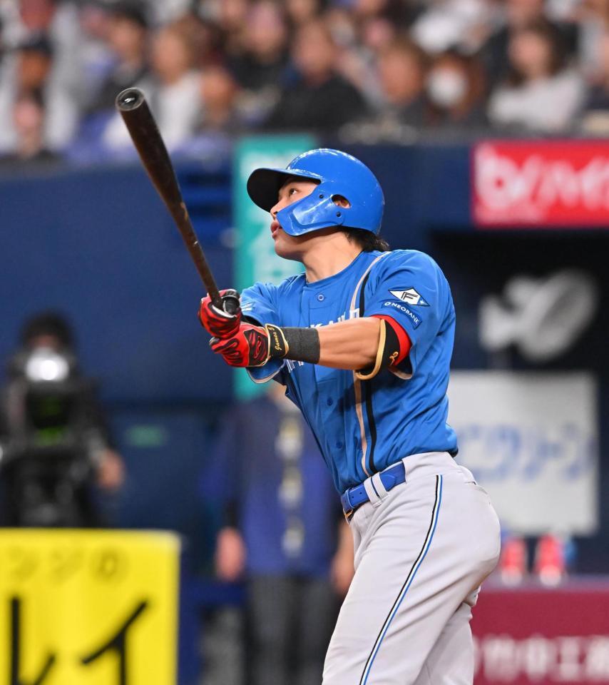 　９回、左中間ソロを放つ野村（撮影・西田忠信）