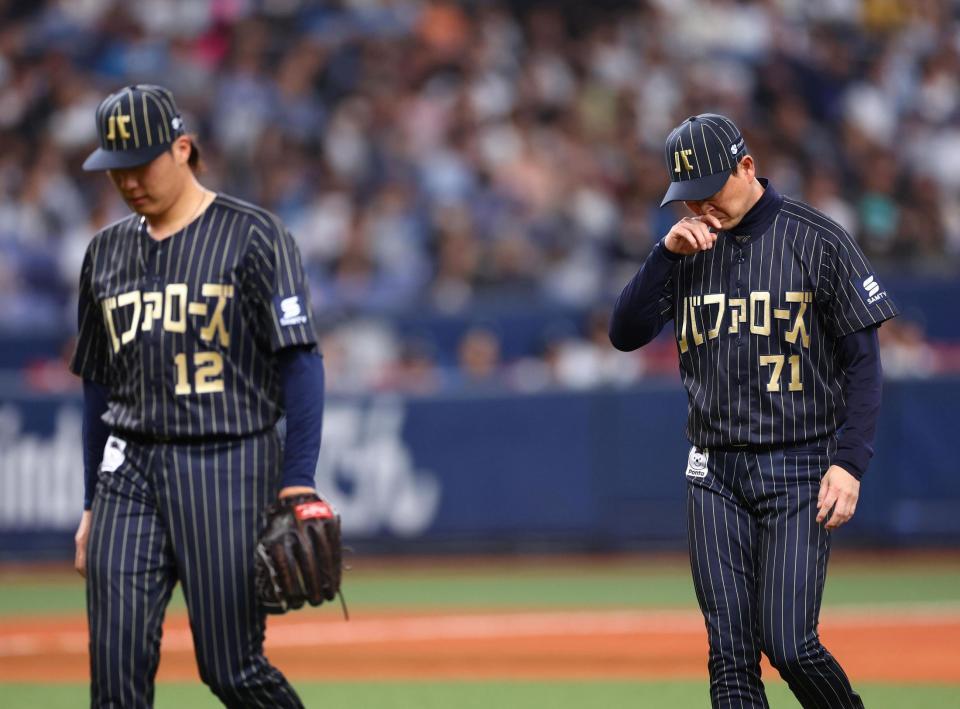 　２回途中、先発した東（左）が早々と降板させ、岸田監督は下を向きベンチに戻る（撮影・山口登）