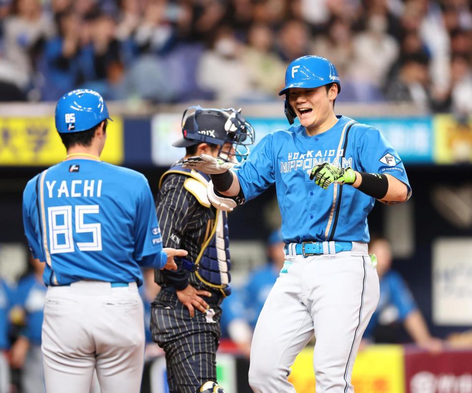 　６回、２ランを放った清宮幸（右）は笑顔で生還する（撮影・山口登）