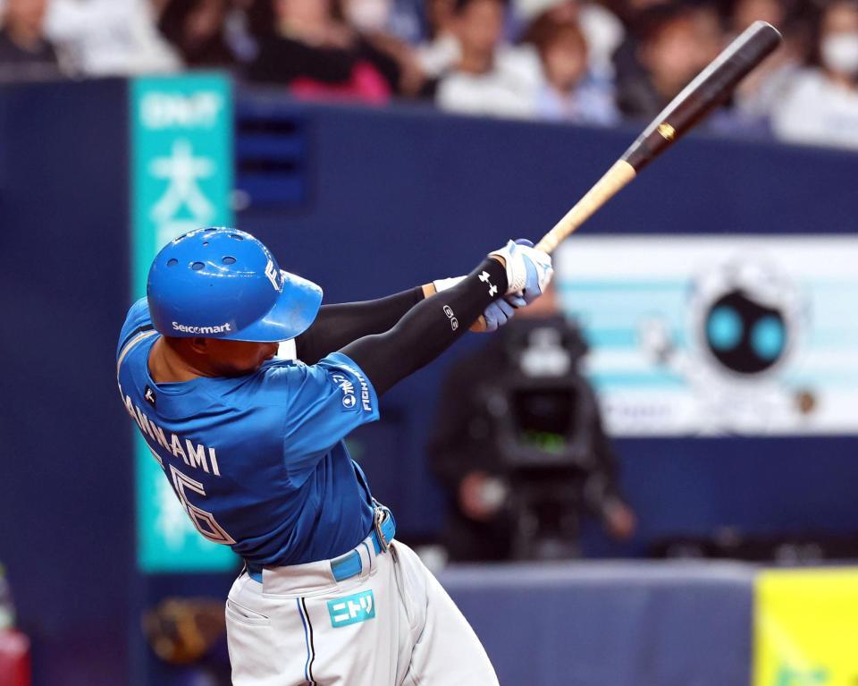 　８回、左中間にソロを放つ万波（撮影・山口登）