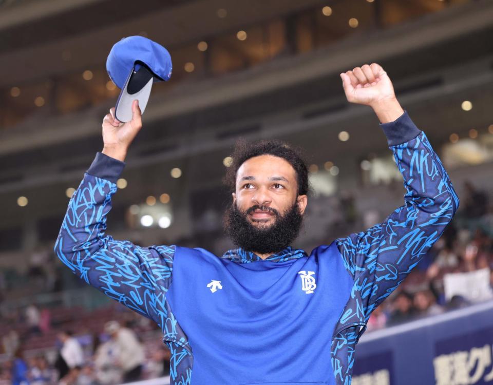 　中日に勝利し、ファンの声援に応えるジャクソン