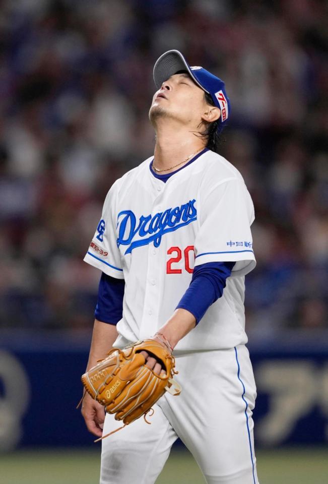 　５回の投球を終え、ベンチに戻る涌井