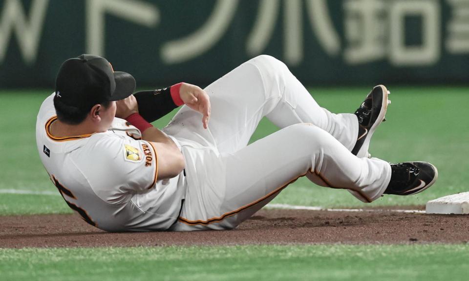 　１回、中野と接触し左腕を痛める岡本（撮影・田中太一）