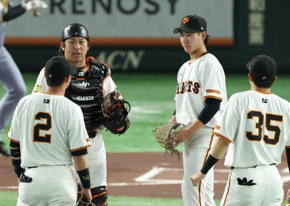 　マウンドで厳しい表情の井上と甲斐（撮影・金田祐二）