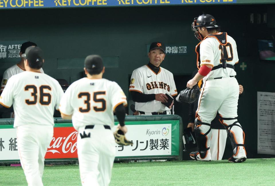 　ベンチで厳しい表情の阿部監督（撮影・金田祐二）