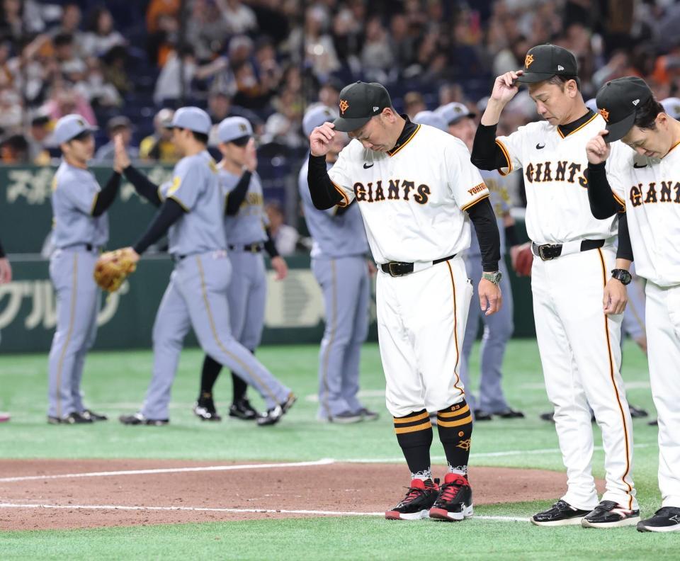 　阪神に連敗、頭を下げる阿部監督（右から３人目）