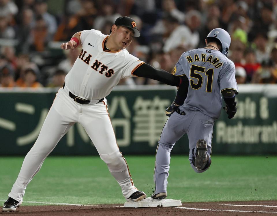 　１回、中野にタッチする岡本（撮影・田中太一）