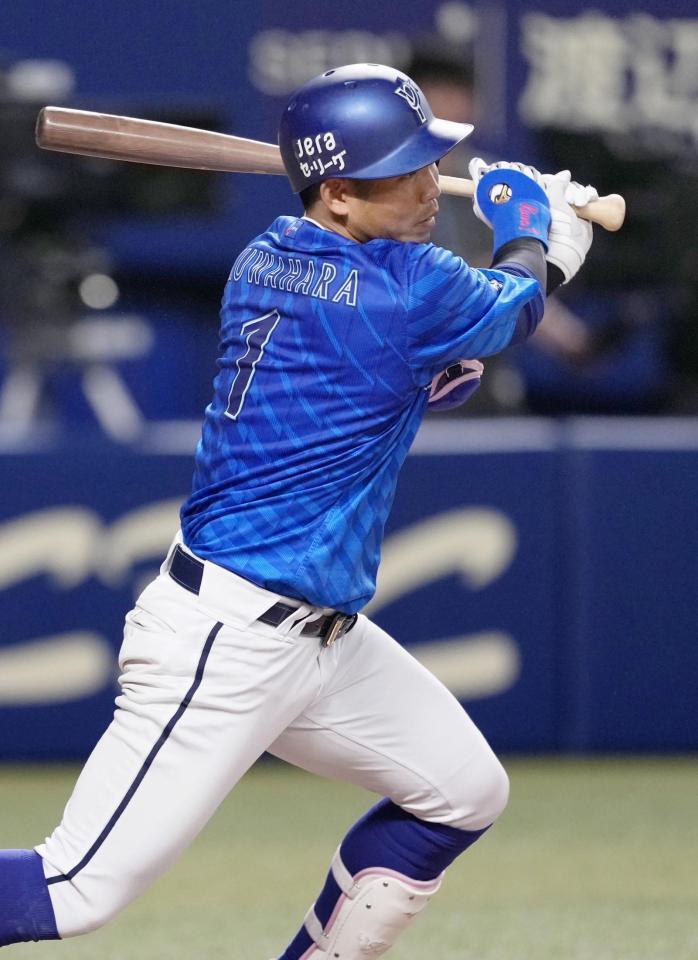 　５回ＤｅＮＡ無死、桑原が中前打を放つ