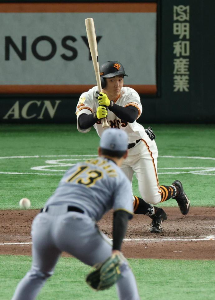 　９回、セカンド内野安打を放つ浦田（撮影・金田祐二）