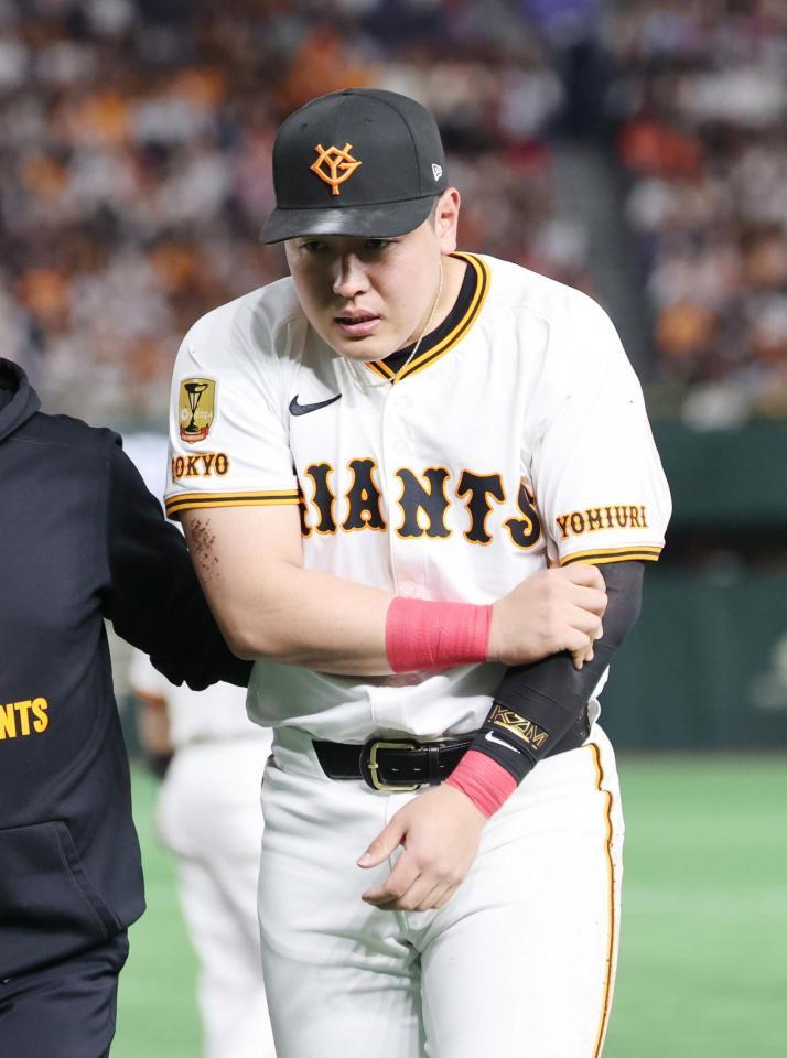 　１回、犠打の中野と交錯し、左腕を押さえながらベンチに下がる岡本